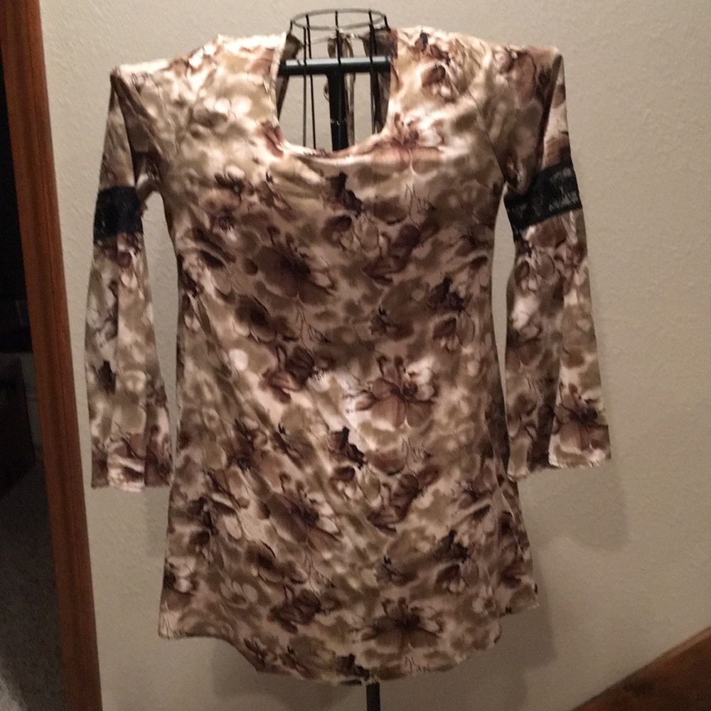 2 hearts Brown floral print top